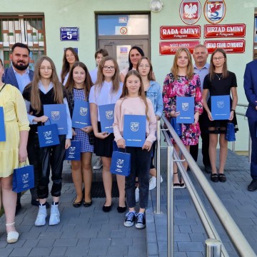 Grupa osób - wręczenie stypendiów