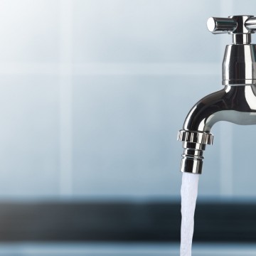 Zmiany w rozliczeniach za usługi wodociągowo-kanalizacyjne - kran z wodą