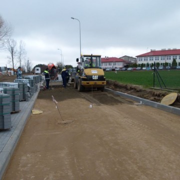walec na drodze podczas przebudowy ulicy