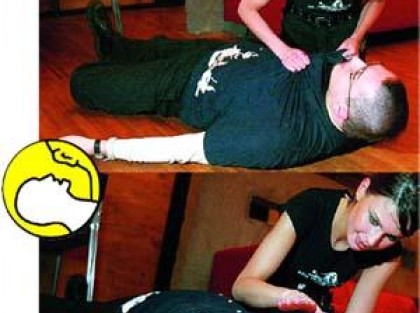 reanimacja - kobieta pokazująca jak sprawdzić czy człowiek oddycha