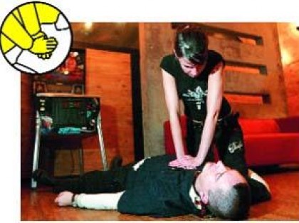 reanimacja - kobieta demonstrująca masaż serca