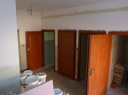 świeżo osadzone drzwi podczas budowy centrum kultury