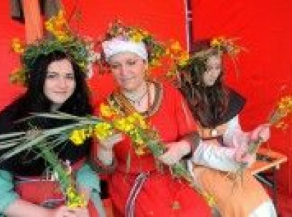 kobiety w ludowych strojach z wiankami kwiatów