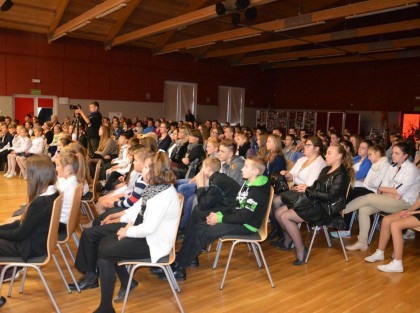 widzowie oglądający koncert zdjęcie zrobione z boku