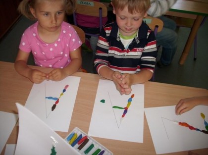 przedszkolaki tworzą swoje prace