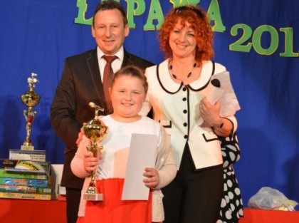 wręczenie pucharu i dyplomu dziewczynce