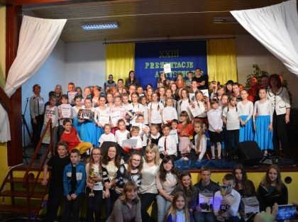 zdjęcie grupowe zespołów występujących na scenie