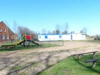 boisko gminne w Grapicach obok plac zabaw