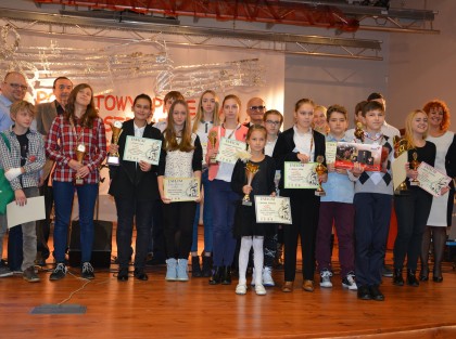 Grupowe zdjęcie uczestników przeglądu