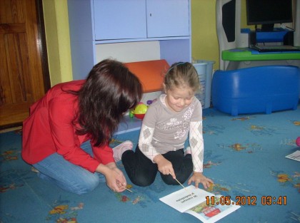 dziewczynka z opiekunką na dywanie