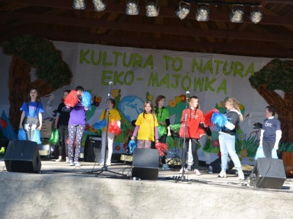 występy dzieci na scenie podczas festynu
