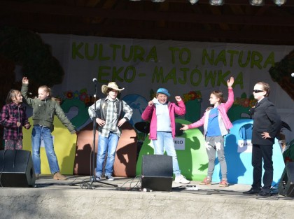 występy dzieci na scenie podczas festynu