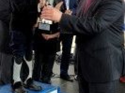 wręczanie pucharów zawodnikom na podium