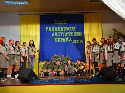 występ na scenie harcerzy