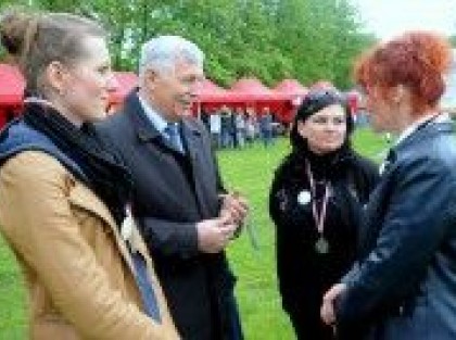 rozmowa mężczyzny z trójką kobiet na pikniku