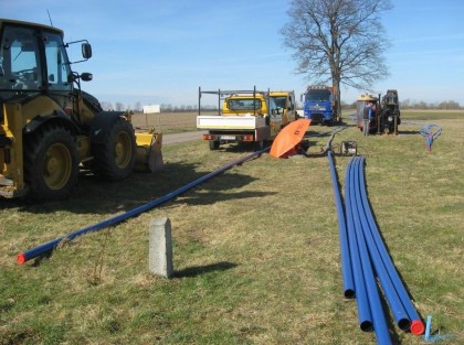 maszyny budowlane podczas budowy cieci wodociągowej