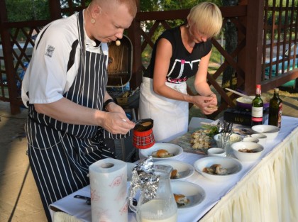 kucharze podczas pracy na festynie