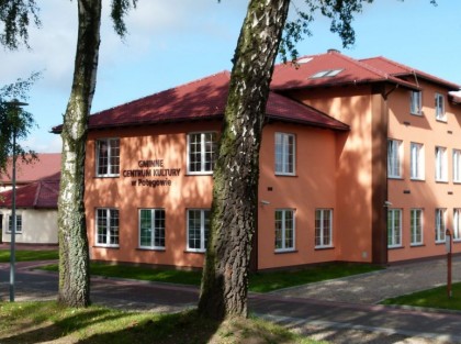 budynek centrum kultury w Potęgowie z widocznym napisem na fasadzie budynku