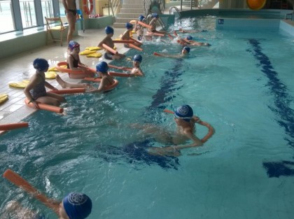 grupa dzieci w basenie