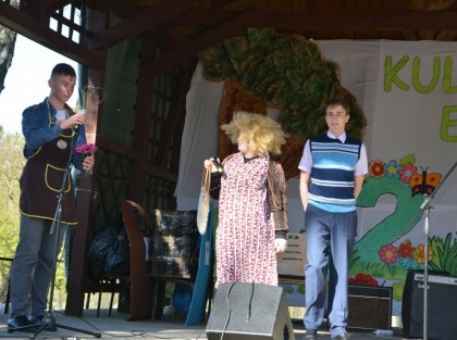 młodzi ludzie podczas przedstawienia na scenie