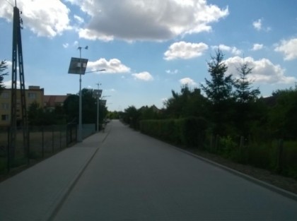 widok na nową drogę z oznakowaniem zasilanym kolektorem słonecznym