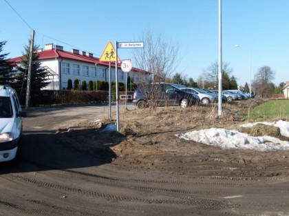 zakręt na starej piaszczystej drodze