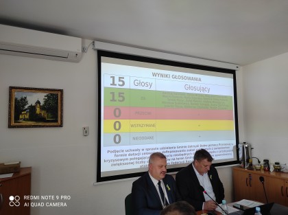 Przewodniczący Rady Gminy Potęgowo wraz z zastępcą, wynik głodsowania nad uchwałą o przyznaniu pomocy dla Gminy Ustrzyki Dolne