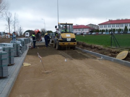 walec na drodze podczas przebudowy ulicy