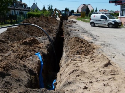 długi rów wykopany pod kable obok chodnika