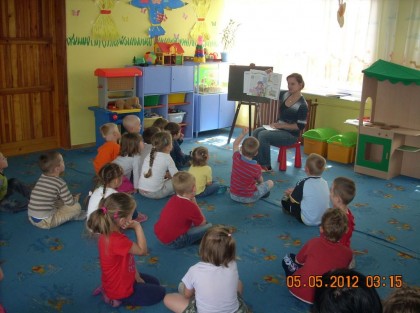 słuchające dzieci siedzą na dywanie