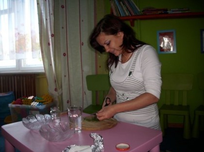 opiekunka przygotowuje eksperyment