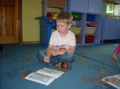 dziecko siedzące na dywanie