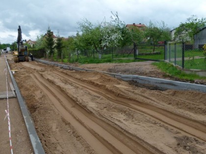 nowe krawężniki przy ulicy i wysypana podsypka