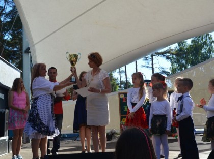 wręczanie pucharu kobiecie w obecności dzieci