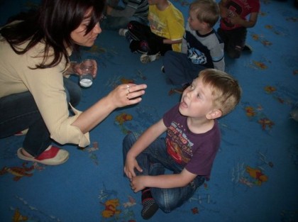 wychowawczyni rozmawiająca z chłopcem w przedszkolu