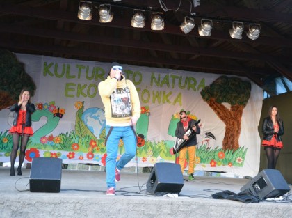 występ artystów na scenie festynu