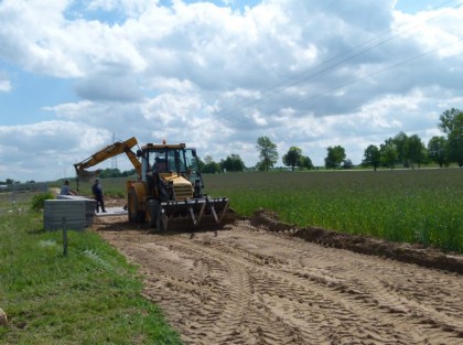 traktor na drodze podczas budowy