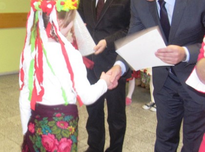 Pan Wójt wręcza nagrodę