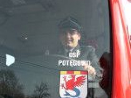 strażak za kierownicą nowego wozu strażackiego