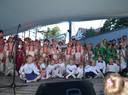 wszystkie dzieci występujące siedzą razem na scenie