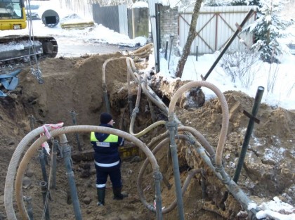 pracownik w rowie podczas robót ziemnych