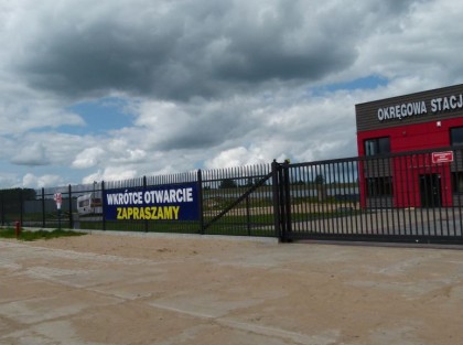 płot z banerem przed okręgową stacją pojazdów