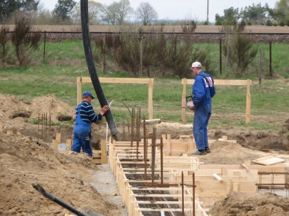 robotnicy podczas zalewania fundamentów centrum kultury