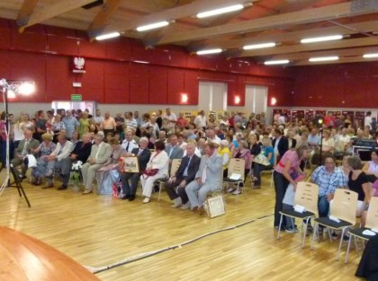 bardzo duża grupa ludzi ogląda występy na sali głównej centrum