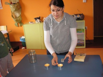 opiekunka w przedszkole demonstruje eksperyment