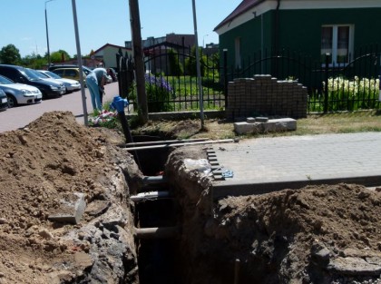 dziura i widoczne rury w chodniku