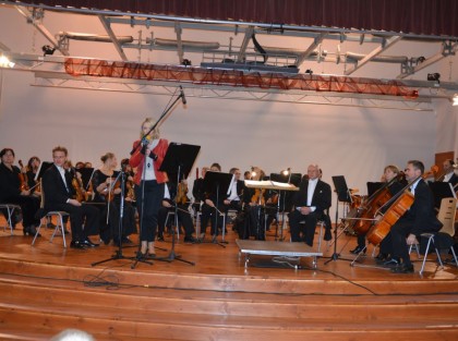 przemówienie kobiety przed koncertem