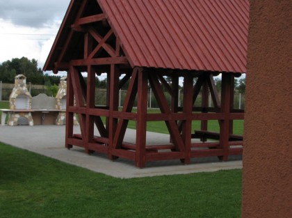 drewniana brązowa altana z skośnym dachem