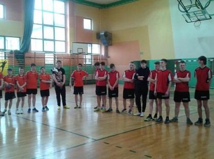 drużyna w czerwonych koszulkach