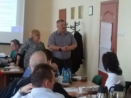 ludzie w sali podczas spotkania na temat rozwoju gminy